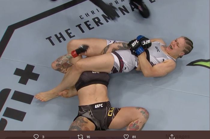 Julija Stoliarenko melakukan kuncian armbar yang membuat tangan Jessica-Rose Clark mengalami dislokasi di UFC 276, Minggu (3/7/2022) WIB di Las Vegas.