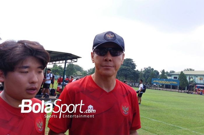 Pelatih timnas U-19 Indonesia, Shin Tae-yong Seusai memimpin sesi latihan di Lapangan Tajimalela, Bekasi, Jawa Barat, Minggu (3/7/2022).