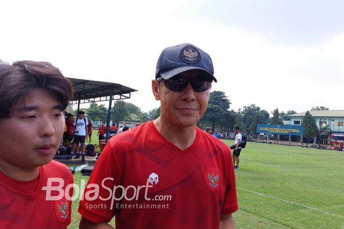 Pelatih timnas U-19 Indonesia, Shin Tae-yong Seusai memimpin sesi latihan di Lapangan Tajimalela, Bekasi, Jawa Barat, Minggu (3/7/2022).