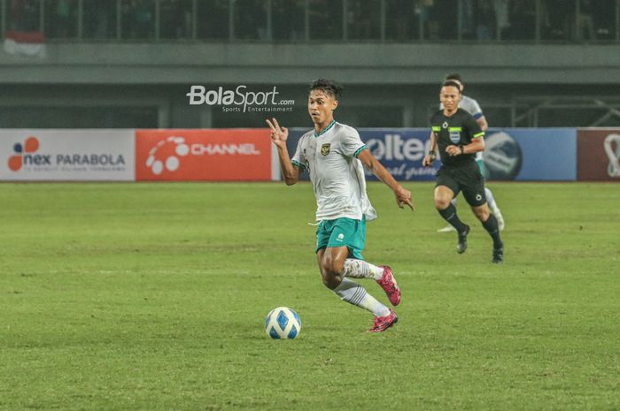 Pemain sayap kanan timnas U-19 Indonesia, Alfriyanto Nico, sedang menguasai bola saat bertanding di Stadion Patriot Candrabhaga, Bekasi, Jawa Barat, 2 Juli 2022.