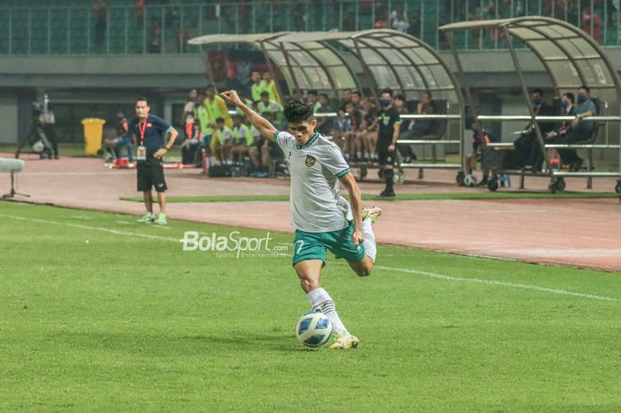 Bek sayap kiri timnas U-19 Indonesia, Subhan Fajri, nampak akan menendang bola untuk memberikan umpan ketika bertanding   di Stadion Patriot Candrabhaga, Bekasi, Jawa Barat, 2 Juli 2022.