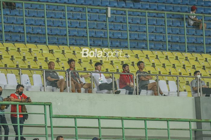 Pelatih timnas U-19 Indonesia, Shin Tae-yong (kemeja putih) beserta sejumlah asistennya nampak menonton laga kontestan grup A Piala AFF U-19 2022 lainnya antara Thailand versus Myanmar di Stadion Patriot Candrabhaga, Bekasi, Jawa Barat, 4 Juli 2022.