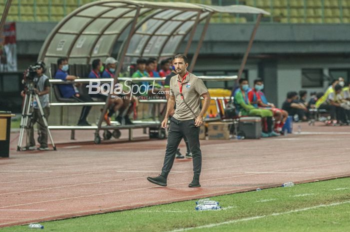Pelatih timnas U-19 Thailand, Salvador Valero Garcia, nampak hadir memantau para pemainnya bertanding di Stadion Patriot Candrabhaga, Bekasi, Jawa Barat, 4 Juli 2022.