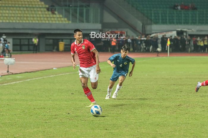 Pemain timnas U-19 Indonesia, Kakang Rudianto, dalam laga melawan Brunei Darussalam di Grup A Piala AFF U-19 2022, Senin (4/7/2022) WIB di Stadion Patriot Candrabhaga, Bekasi.
