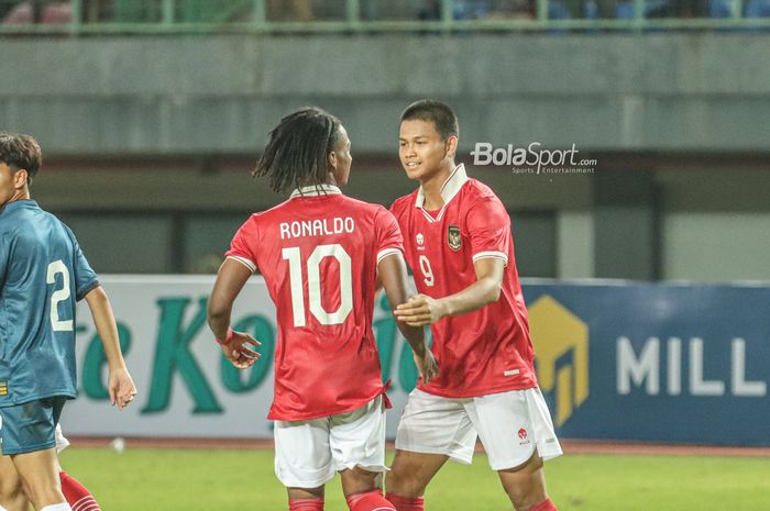 Hokky Caraka dan Ronaldo Kwateh, merayakan gol dalam laga timnas U-19 Indonesia vs Brunei Darussalam di Grup A Piala AFF U-19 2022, Senin (4/7/2022) di Stadion Patriot Candrabhaga, Bekasi.  