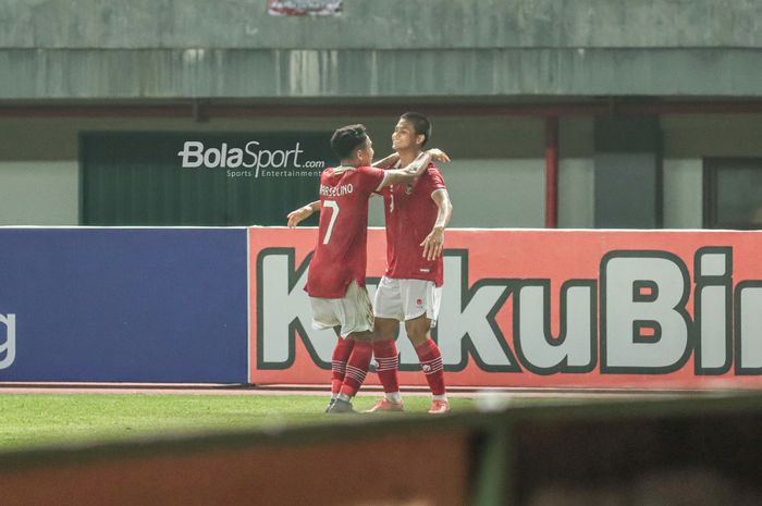 Marselino Ferdinan dan Hokky Caraka merayakan gol timnas U-19 Indonesia dalam laga melawan Brunei Darussalam di Grup A Piala AFF U-19 2022, Senin (4/7/2022) WIB di Stadion Patriot Candrabhaga, Bekasi.