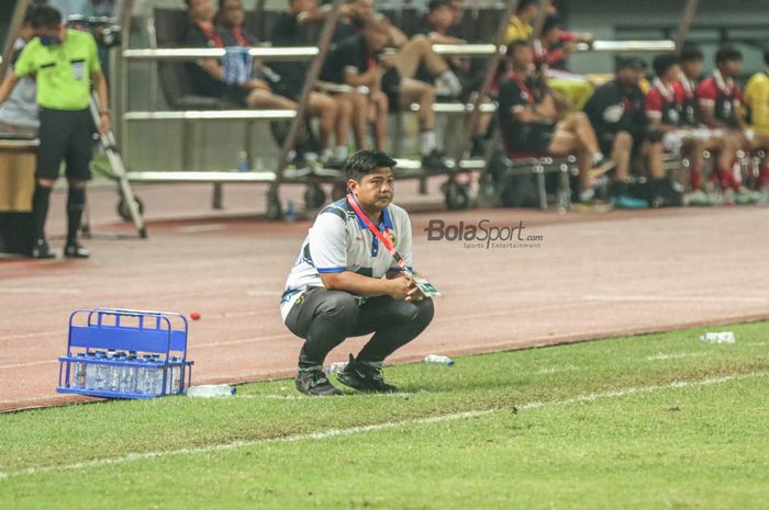 Pelatih Brunei Darussalam, Faizalani Abdul Ghani, dalam laga melawan timnas U-19 Indonesia di Grup A Piala AFF U-19 2022, Senin (4/7/2022) WIB di Stadion Patriot Candrabhaga, Bekasi.