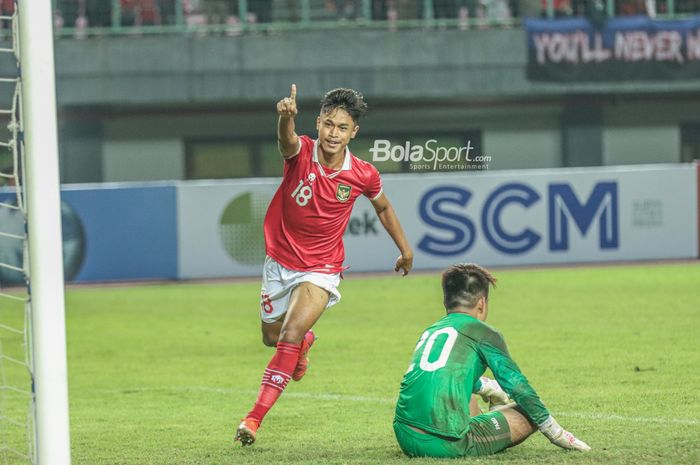 Selebrasi pemain timnas U-19 Indonesia, Alfriyanto Nico, setelah mencetak gol dalam laga melawan Brunei Darussalam di Grup A Piala AFF U-19 2022, Senin (4/7/2022) WIB di Stadion Patriot Candrabhaga, Bekasi. 