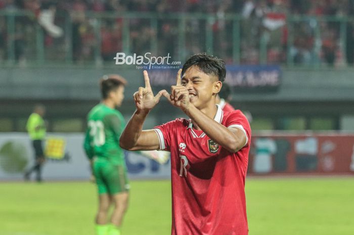 Pemain timnas U-19 Indonesia, Alfriyanto Nico, melakukan selebrasi setelah mencetak gol dalam laga melawan Brunei Darussalam di Grup A Piala AFF U-19 2022, Senin (4/7/2022) WIB di Stadion Patriot Candrabhaga, Bekasi.