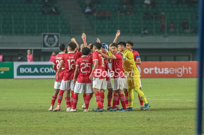 Skuat timnas U-19 Indonesia (skuad timnas U-19 Indonesia) sedang saling bersorak memberikan semangat jelang bertanding  di Stadion Patriot Candrabhaga, Bekasi, 4 Juli 2022