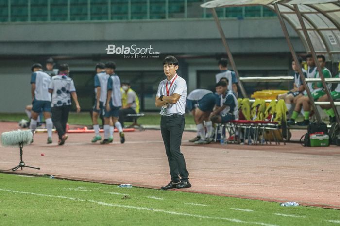 Pelatih timnas U-19 Indonesia, Shin Tae-yong, nampak sedang memantau para pemainnya yang bertanding  di Stadion Patriot Candrabhaga, Bekasi, 4 Juli 2022