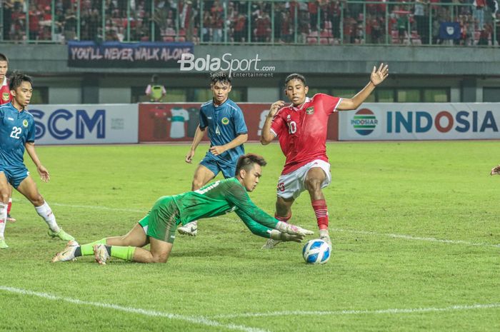Penyerang timnas U-19 Indonesia, Razza Fachrezi Aziz (kanan), sedang berjibaku merebut bola dengan kiper timnas U-19 Brunei Darussalam bernama Mohd Danish Aiman Mardianni (kiri) di Stadion Patriot Candrabhaga, Bekasi, 4 Juli 2022.