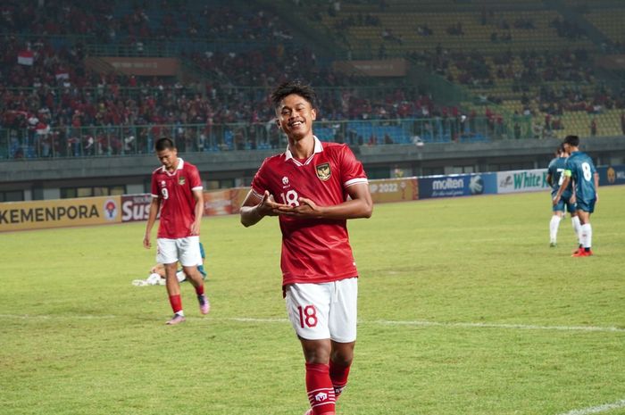 Penyerang timnas U-19 Indonesia, Alfriyanto Nico, setelah mencetak gol dalam laga melawan Brunei Darussalam di Grup A Piala AFF U-19 2022, Senin (4/7/2022) WIB di Stadion Patriot Candrabhaga, Bekasi. 