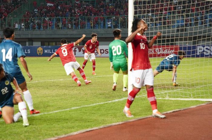 Ronaldo Kwateh dan pemain timnas U-19 Indonesia merayakan gol ke gawang Brunei Darussalam dalam laga Grup A Piala AFF U-19 2022, Senin (4/7/2022) WIB di Stadion Patriot Candrabhaga, Bekasi.