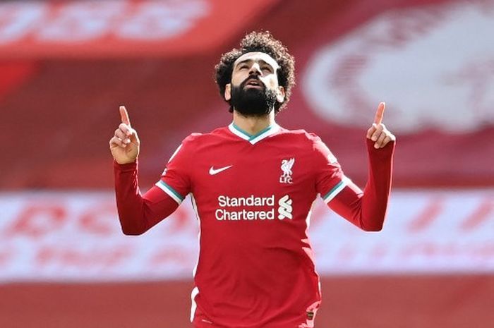 Penyerang Liverpool, Mohamed Salah, saat merayakan gol ke gawang Aston Villa pada duel Liga Inggris di Anfield (10/4/2021).