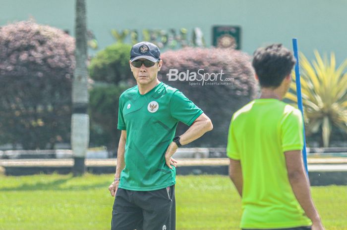 Pelatih timnas U-19 Indonesia, Shin Tae-yong, sedang memantau para pemainnya berlatih di Lapangan Yonif 202 Tajimalela, Bekasi, Jawa Barat, 5 Juli 2022.