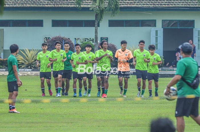 Skuat timnas U-19 Indonesia (skuad timnas U-19 Indonesia) nampak sedang jogging dalam latihannya  di Lapangan Yonif 202 Tajimalela, Bekasi, Jawa Barat, 5 Juli 2022.