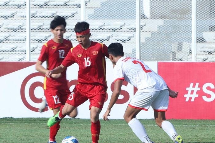 Striker timnas U-19 Vietnam, Nguyen Dinh Bac (tengah).