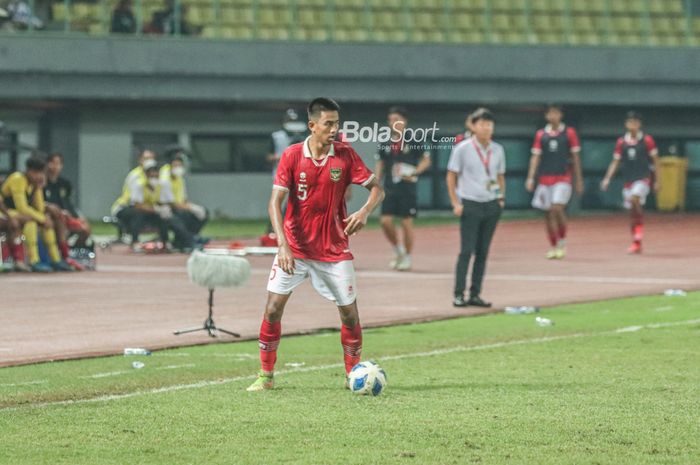 Bek timnas U-19 Indonesia, Kakang Rudianto, sedang menguasai bola ketika bertanding di Stadion Patriot Candrabhaga, Bekasi, Jawa Barat, 4 Juli 2022.