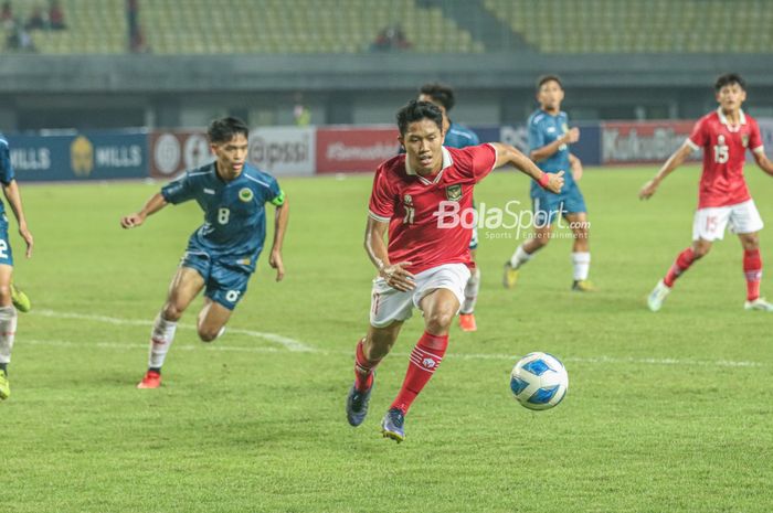 Pemain timnas U-20 Indonesia, Ferdiansyah Cecep Surya (kanan) yang bisa menjadi opsi untuk Shin Tae-yong menggantikan posisi Marselino Ferdinan.