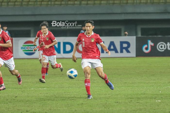 Pemain timnas U-20 Indonesia, Ferdiansyah Cecep Surya, sedang menguasai bola ketika bertanding di Stadion Patriot Candrabhaga, Bekasi, Jawa Barat, 4 Juli 2022.