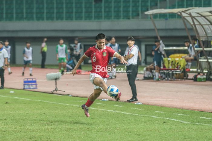 Penyerang timnas U-19 Indonesia, Hokky Caraka Bintang Brilliant, sedang mengontrol bola ketika bertanding di Stadion Patriot Candrabhaga, Bekasi, Jawa Barat, 4 Juli 2022.