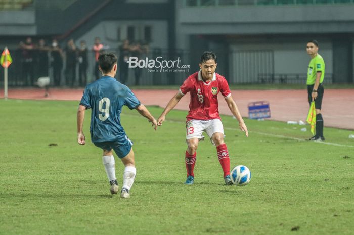 Pemain timnas U-19 Indonesia, Dimas Juliono Pamungkas (kanan), sedang menguasai bola ketika bertanding di Stadion Patriot Candrabhaga, Bekasi, Jawa Barat, 4 Juli 2022.