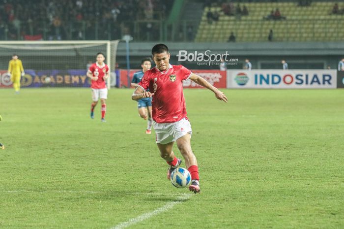 Penyerang timnas U-19 Indonesia, Hokky Caraka Bintang Brilliant, sedang menguasai bola ketika bertanding di Stadion Patriot Candrabhaga, Bekasi, Jawa Barat, 4 Juli 2022.