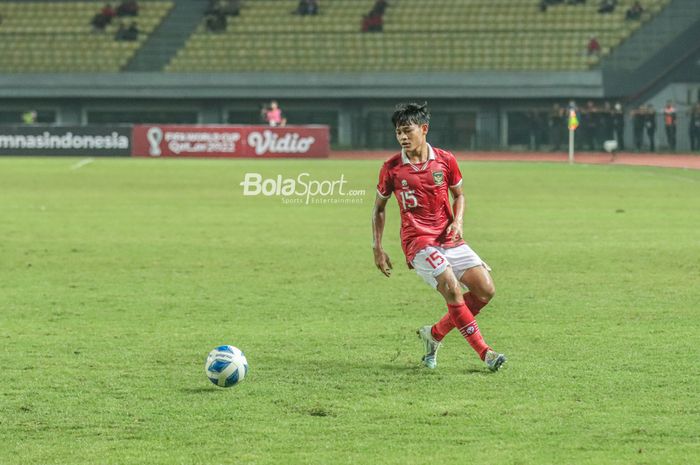 Pemain timnas U-19 Indonesia, Zanadin Fariz, sedang menguasai bola ketika bertanding di Stadion Patriot Candrabhaga, Bekasi, Jawa Barat, 4 Juli 2022.
