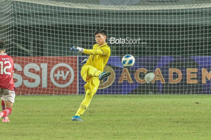 Kiper timnas U-19 Indonesia, Cahya Supriadi, sedang menendang bola ketika bertanding di Stadion Patriot Candrabhaga, Bekasi, Jawa Barat, 4 Juli 2022.