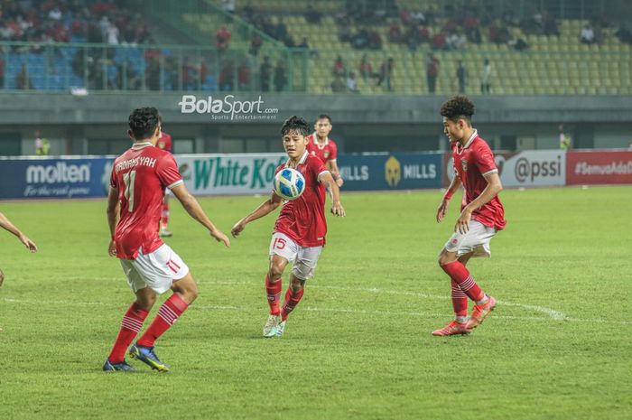 Pemain timnas U-19 Indonesia, Zanadin Fariz (tengah), sedang menguasai bola ketika bertanding di Stadion Patriot Candrabhaga, Bekasi, Jawa Barat, 4 Juli 2022.