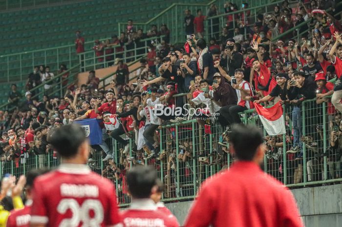 Suporter timnas Indonesia sedang memberikan semangat kepada para pemain  di Stadion Patriot Candrabhaga, Bekasi, Jawa Barat, 4 Juli 2022.