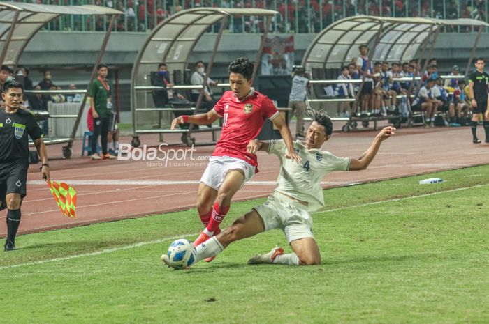 Aksi Ferdiansyah Cecep Surya saat timnas U-19 Indonesia Vs Thailand pada laga grup A Piala AFF U-19 2022, di Stadion Patriot Candrabhaga, Rabu (6/7/2022)