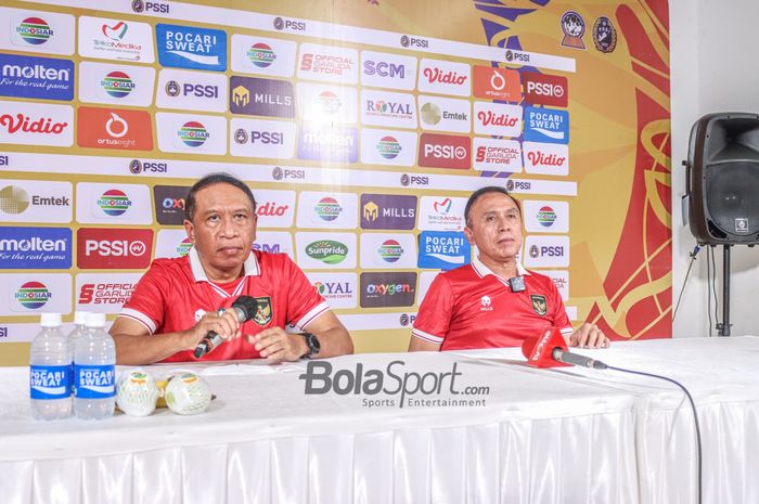 Menteri Pemuda dan Olahraga Republik Indonesia, Zainudin Amali (kiri) dan Ketua Umum PSSI, Mochamad Iriawan (kanan), sedang jumpa pers di Stadion Patriot Candrabhaga, Bekasi, Jawa Barat, 6 Juli 2022.  