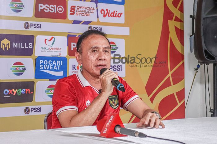 Ketua Umum PSSI, Mochamad Iriawan, sedang jumpa pers di Stadion Patriot Candrabhaga, Bekasi, Jawa Barat, 6 Juli 2022.