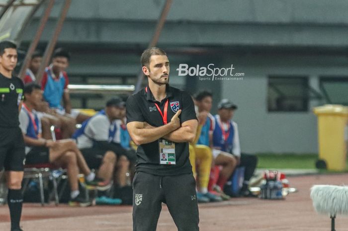 Pelatih timnas U-19 Thailand, Salvador Valero Garcia, nampak sedang memantau para pemainnya di Stadion Patriot Candrabhaga, Bekasi, Jawa Barat, 6 Juli 2022.