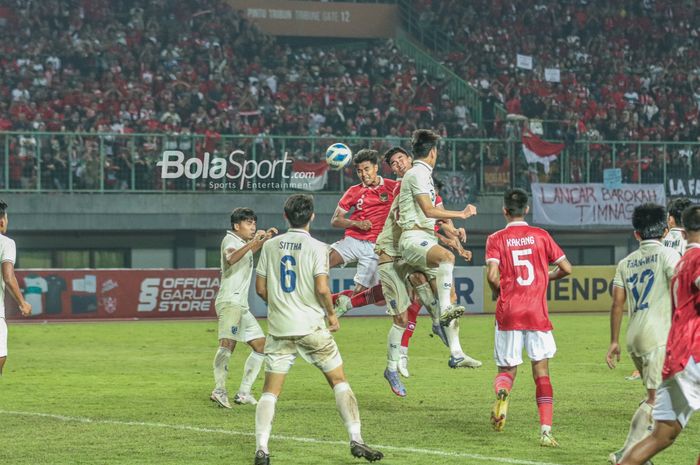 Bek timnas U-19 Indonesia, Ahmad Rusadi, nampak sedang menyundul bola ketika bertanding di Stadion Patriot Candrabhaga, Bekasi, Jawa Barat, 6 Juli 2022.