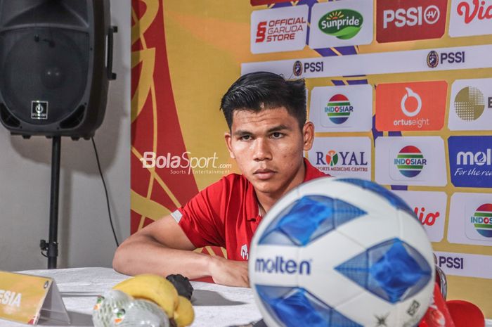 Kiper timnas U-19 Indonesia, Cahya Supriadi, nampak menghadiri sesi jumpa pers di Stadion Patriot Candrabhaga, Bekasi, Jawa Barat, 6 Juli 2022.