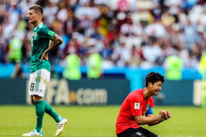 Momen kebahagiaan Son Heung-min saat mampu membawa timnas Korea Selatan mengalahkan timnas Jerman dalam laga fase grup Piala Dunia 2018 Rusia yang sekaligus membuat Jerman tersingkir dari gelaran tersebut.