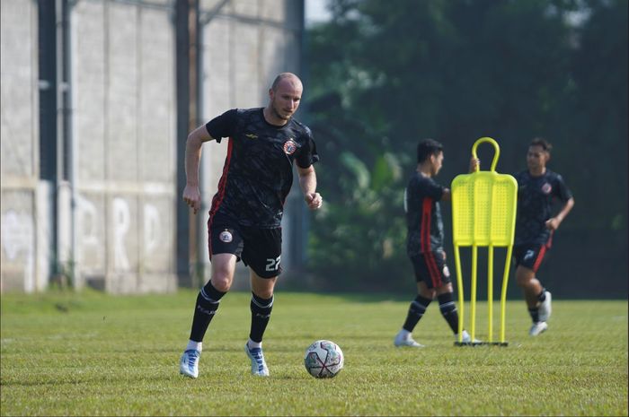 Striker Persija Jakarta, Michael Krmencik,  saat menjalani latihan bersama tim Macan Kemayoran.