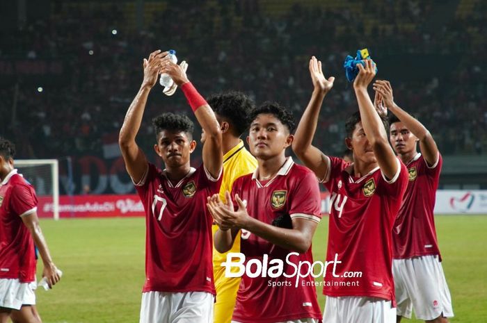 Para pemain timnas Indonesia setelah laga melawan Thailand di Grup A Piala AFF U-19 2022, Rabu (6/7/2022) di Stadion Patriot Candrabhaga, Bekasi.