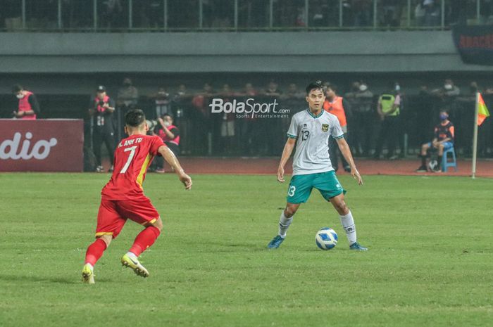 Pemain timnas U-19 Indonesia, Dimas Juliono Pamungkas (kanan), sedang menguasai bola ketika bertanding di Stadion Patriot Candrabhaga, Bekasi, Jawa Barat, 2 Juli 2022.