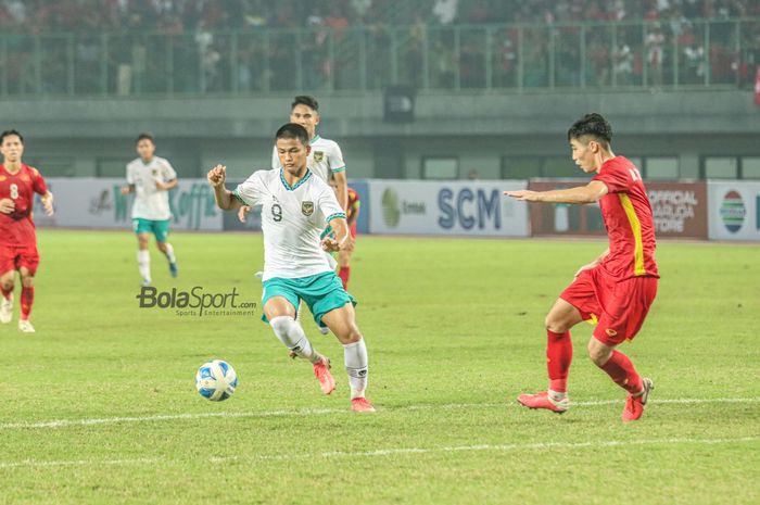 Penyerang timnas U-19 Indonesia, Hokky Caraka Bintang Brilliant (kiri), sedang menguasai bola ketika bertanding di Stadion Patriot Candrabhaga, Bekasi, Jawa Barat, 2 Juli 2022.