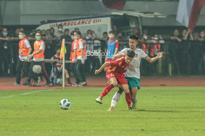 Bek timnas U-19 Indonesia, Kakang Rudianto (kanan), sedang berusaha menghalau bola yang dikuasai pemain timnas U-19 Vietnam bernama Nguyen Dinh Bach (kiri) di Stadion Patriot Candrabhaga, Bekasi, Jawa Barat, 2 Juli 2022.