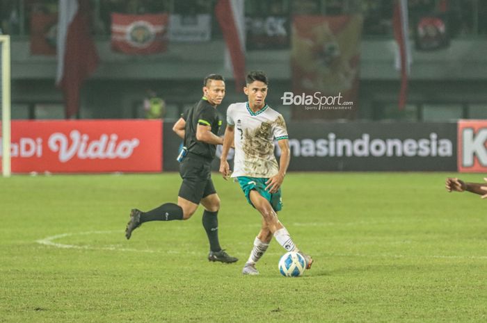 Gelandang timnas U-19 Indonesia, Marselino Ferdinan (kanan), sedang menguasai bola ketika bertanding di Stadion Patriot Candrabhaga, Bekasi, Jawa Barat, 2 Juli 2022.