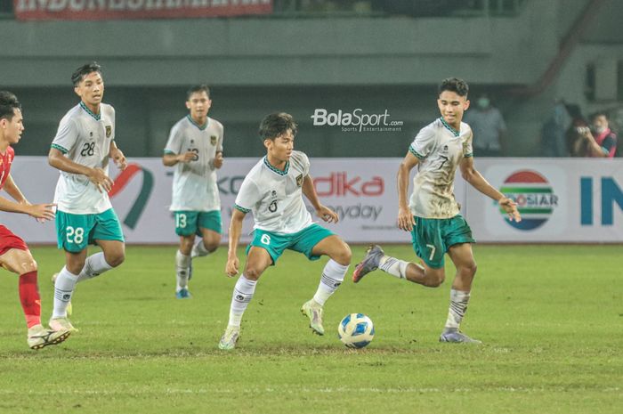 Pemain timnas U-19 Indonesia, Frezy Al Hudaifi (tengah), sedang menguasai bola ketika bertanding di Stadion Patriot Candrabhaga, Bekasi, Jawa Barat, 2 Juli 2022.