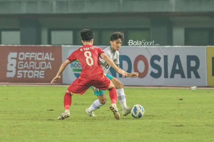 Pemain timnas U-19 Indonesia, Frezy Al Hudaifi (kanan), sedang berusaha melewati lawannya ketika bertanding di Stadion Patriot Candrabhaga, Bekasi, Jawa Barat, 2 Juli 2022.