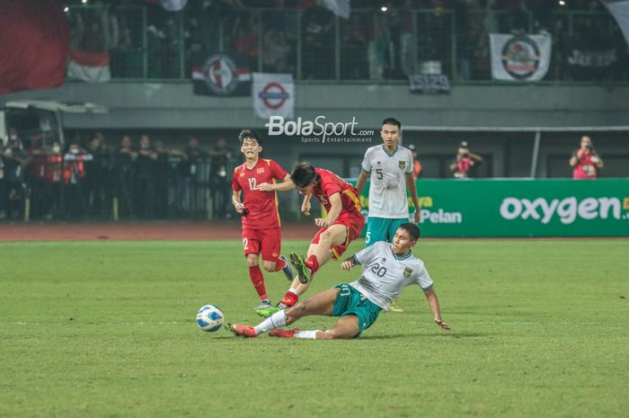 Pemain timnas U-19 Indonesia, Razzaa Fachrezi Aziz (kanan), sedang berusaha merebut bola lawannya dengan tekel ketika bertanding di Stadion Patriot Candrabhaga, Bekasi, Jawa Barat, 2 Juli 2022.