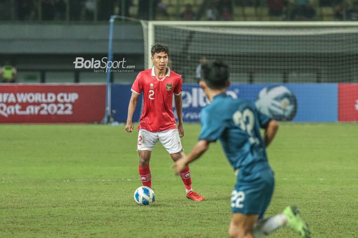 Bek timnas U-19 Indonesia, Ahmad Rusadi (kiri), sedang menguasai bola ketika bertanding di Stadion Patriot Candrabhaga, Bekasi, Jawa Barat, 4 Juli 2022.