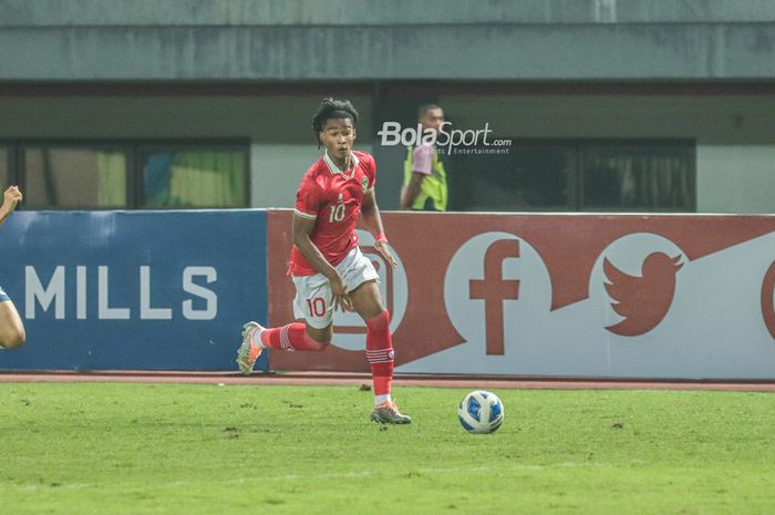 Penyerang timnas U-19 Indonesia, Ronaldo Kwateh, sedang menguasai bola ketika bertanding di Stadion Patriot Candrabhaga, Bekasi, Jawa Barat, 4 Juli 2022.